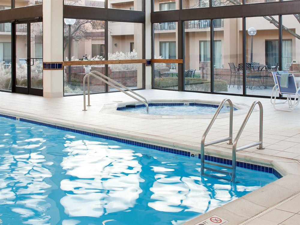 Courtyard Cincinnati Блу Аш Экстерьер фото