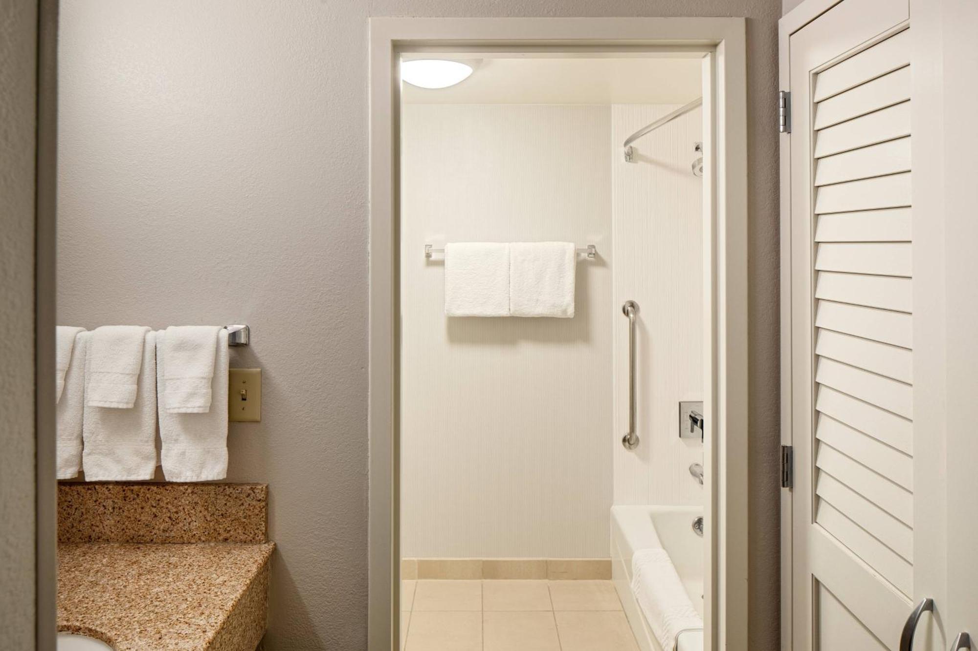 Courtyard Cincinnati Блу Аш Экстерьер фото