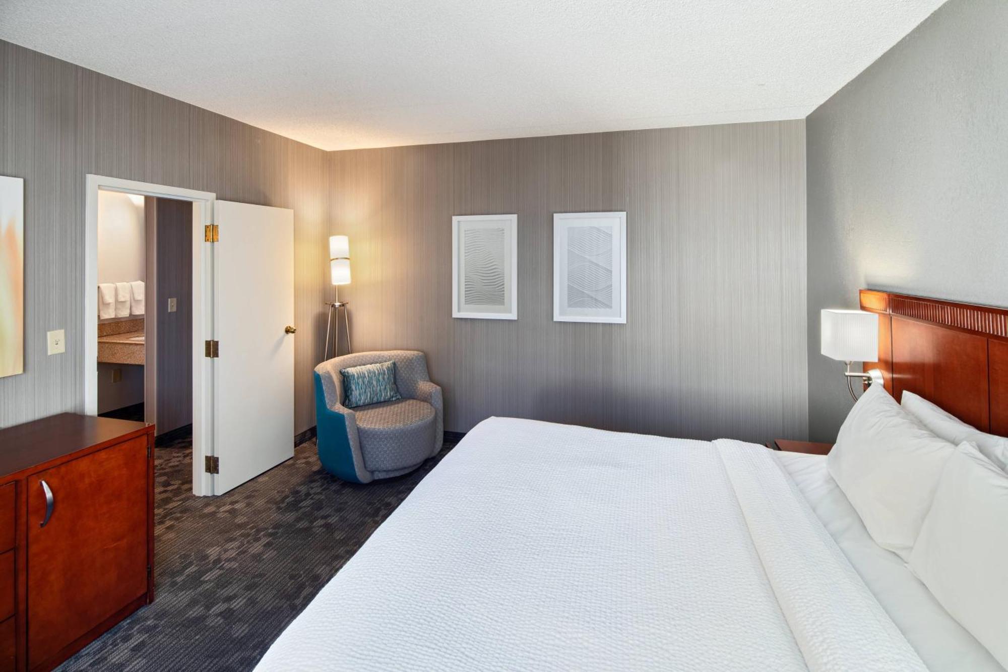 Courtyard Cincinnati Блу Аш Экстерьер фото