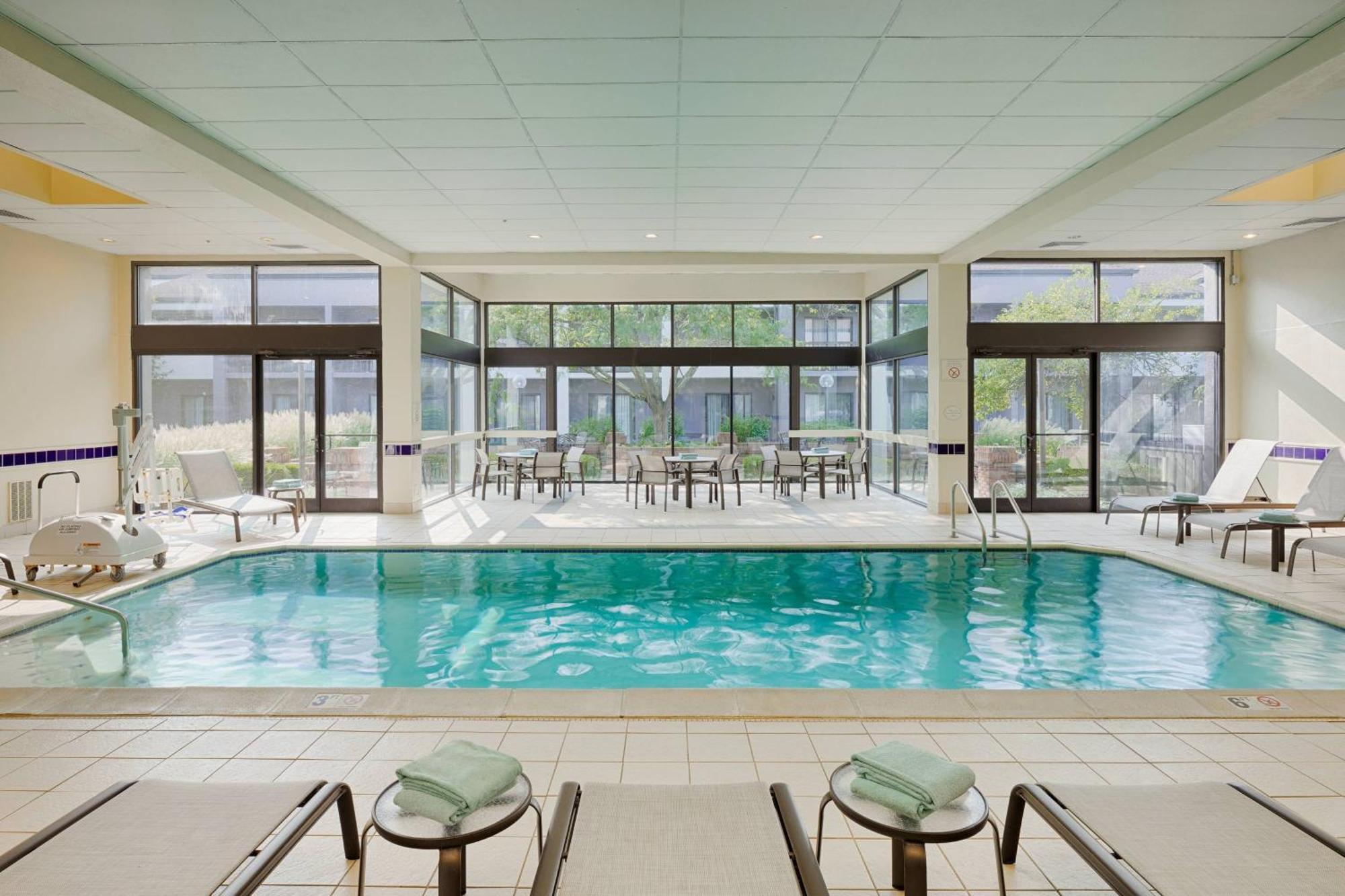Courtyard Cincinnati Блу Аш Экстерьер фото