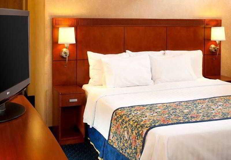 Courtyard Cincinnati Блу Аш Номер фото