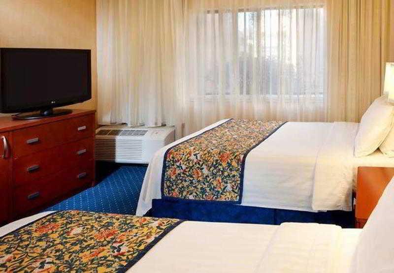 Courtyard Cincinnati Блу Аш Номер фото