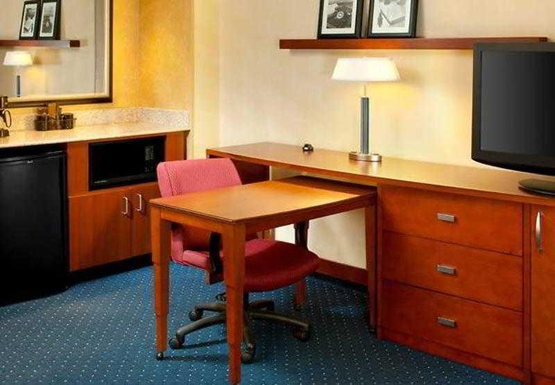 Courtyard Cincinnati Блу Аш Номер фото