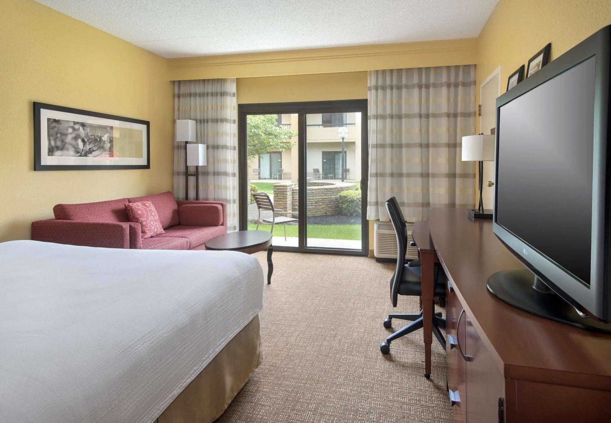 Courtyard Cincinnati Блу Аш Экстерьер фото