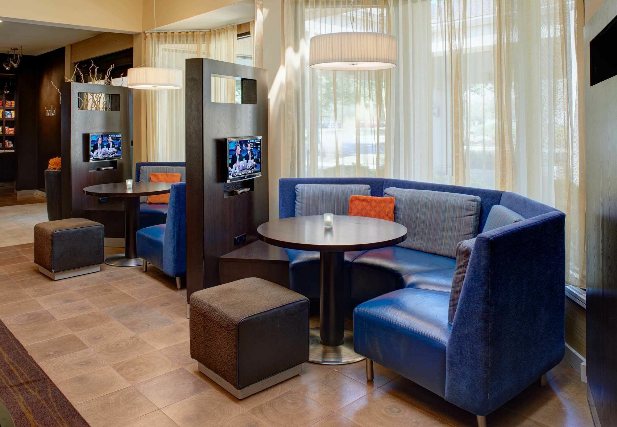 Courtyard Cincinnati Блу Аш Экстерьер фото