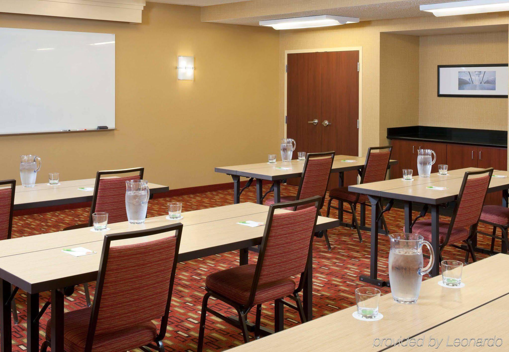 Courtyard Cincinnati Блу Аш Экстерьер фото